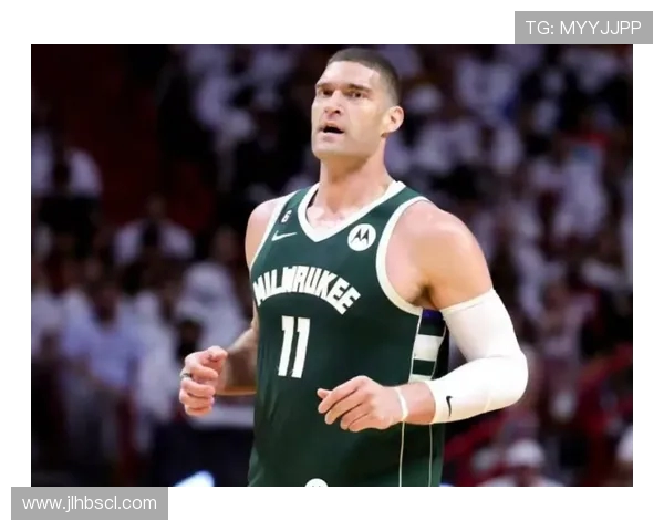 布鲁克洛佩斯：从篮球场上的巨人到全能战士的传奇之路